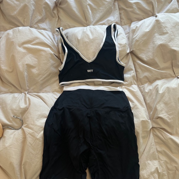 SET ACTIVE Contrast Set ⚡️(Matching sports bra & biker shorts deal!) - Picture 2 of 4